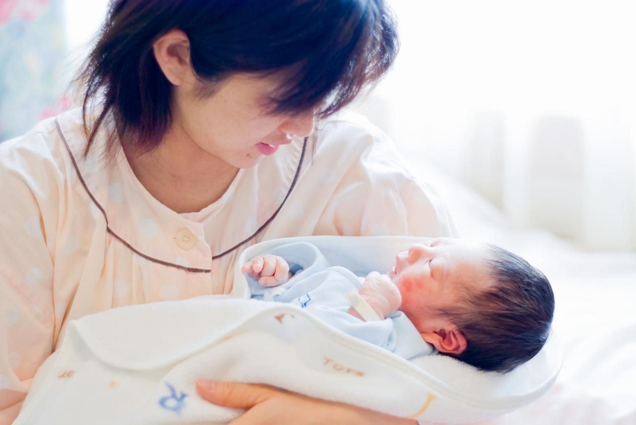 男の子向けの出産祝いは何がいい？人気の商品と選び方を解説