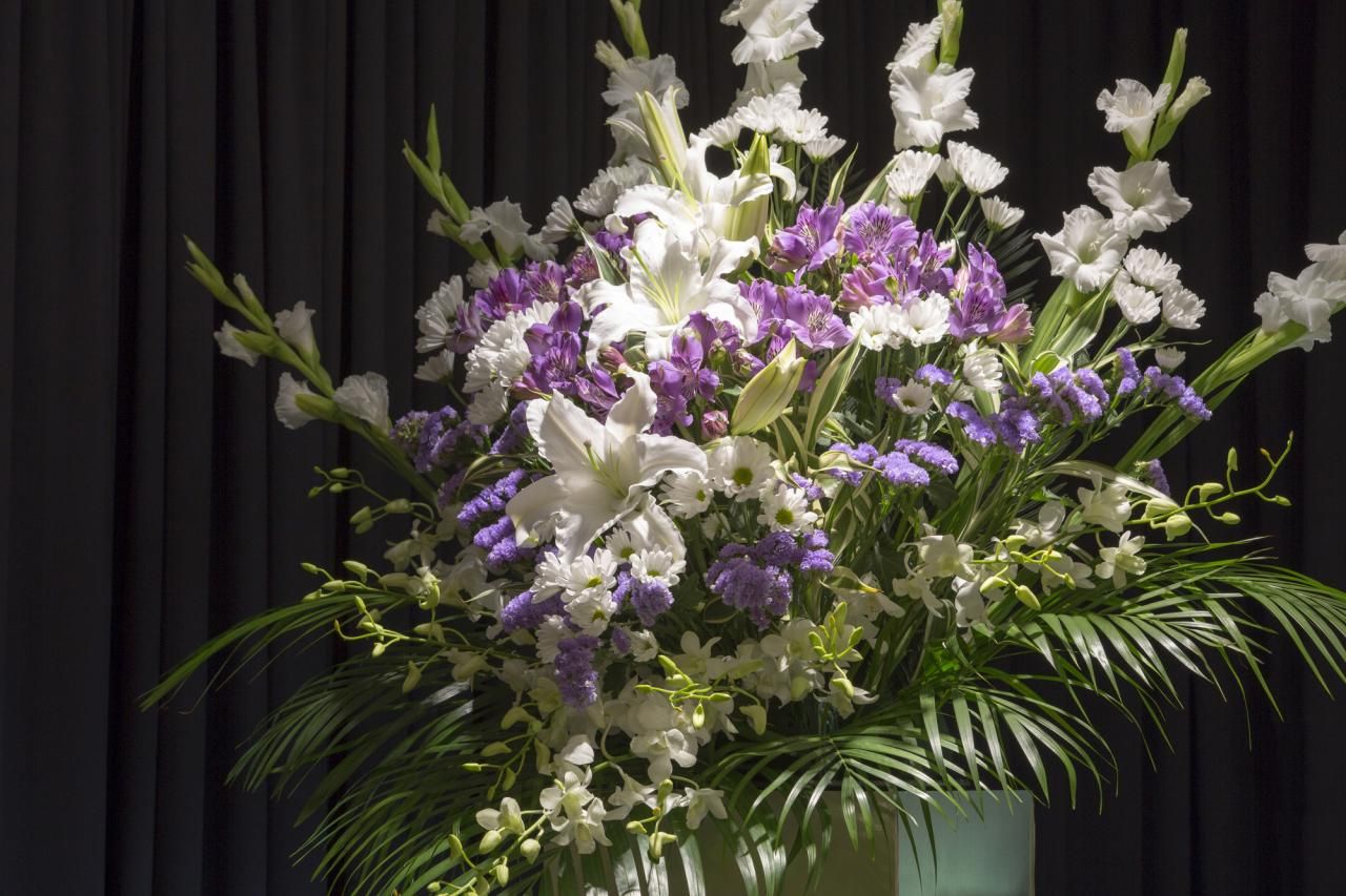 法要の花は「一対」でないと失礼？お供えの花の相場や選び方を解説