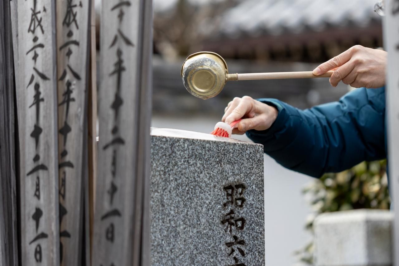 お墓参りの持ち物は７つだけ｜購入時に悩みがちな花の選び方も解説