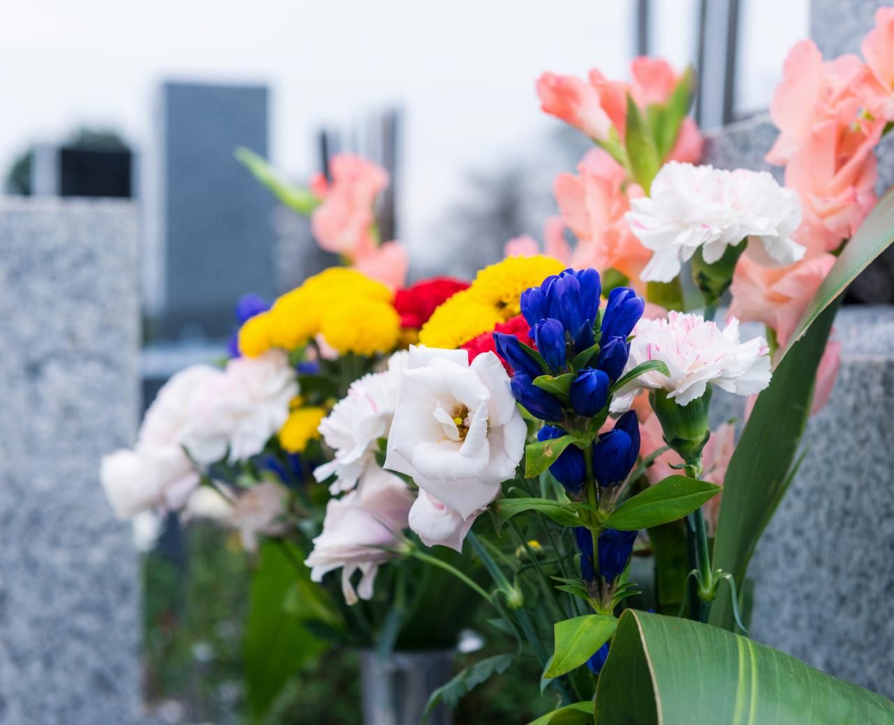 お供え・お悔やみの花マナーやタブーとは？ふさわしい色や花を紹介！