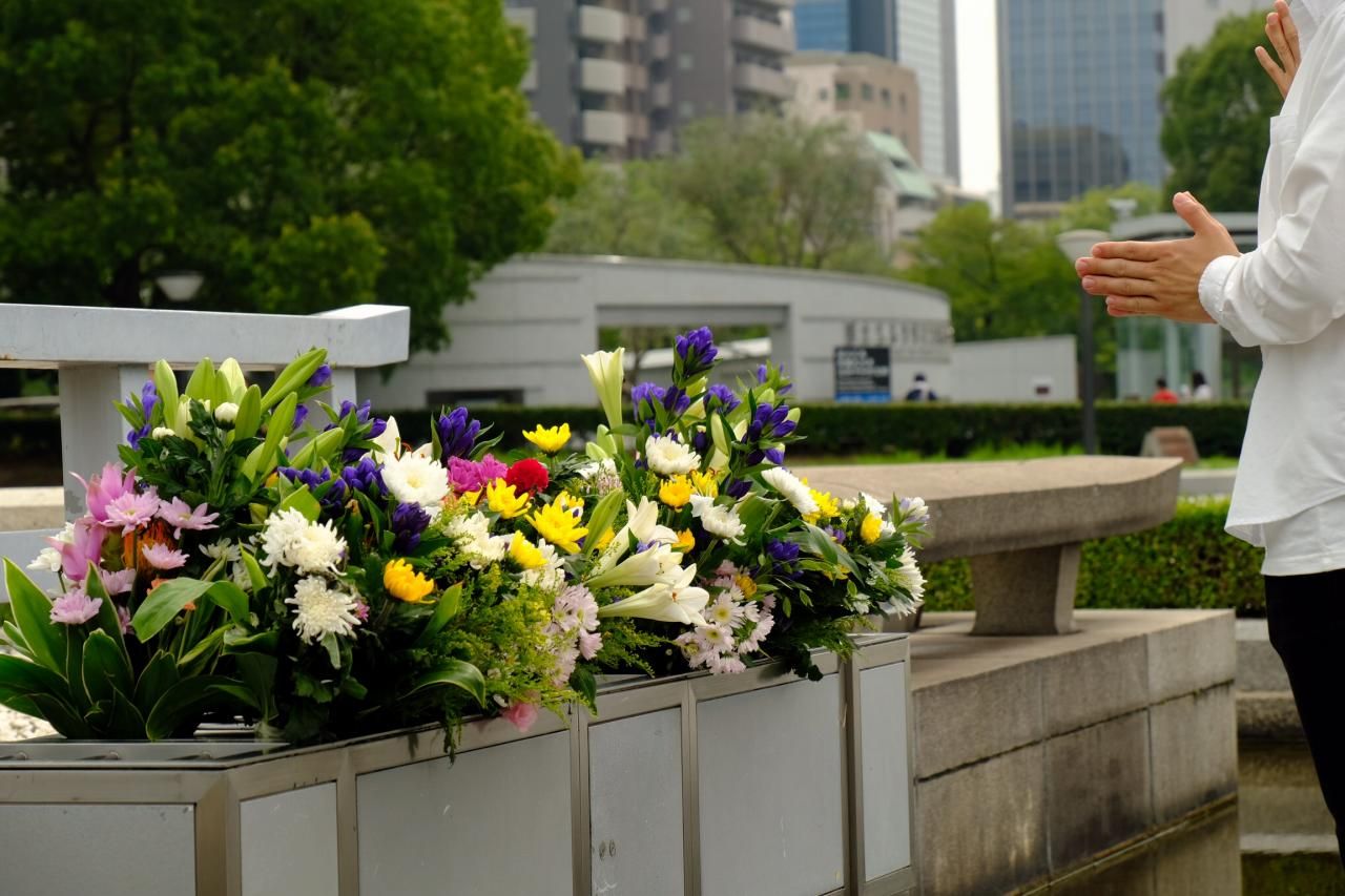 お通夜の花は誰がどう手配する？「供花」のマナーや選び方を解説