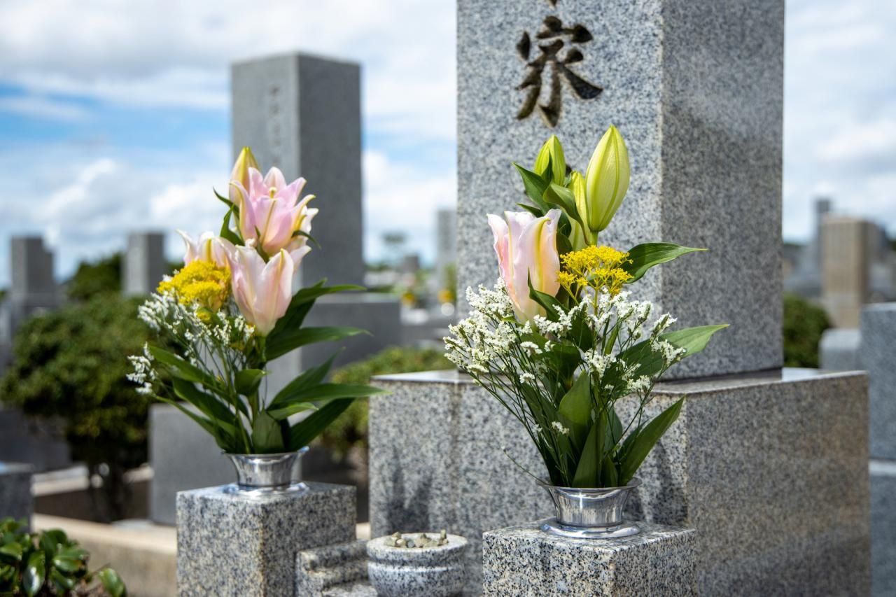 お盆に飾りたい「故人をしのぶ」花言葉を持つお花一覧