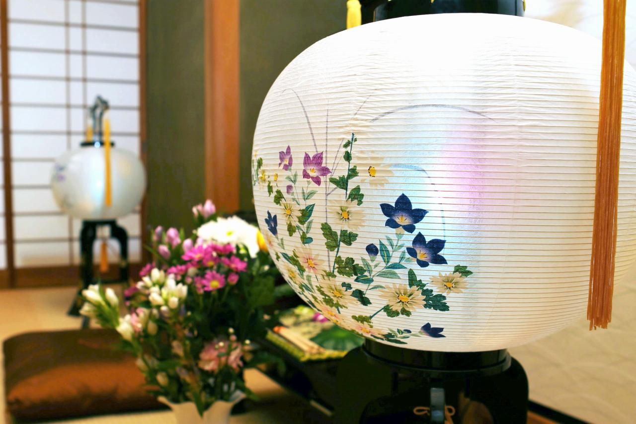 お盆に飾る花の種類は？飾る目的やシーンを解説