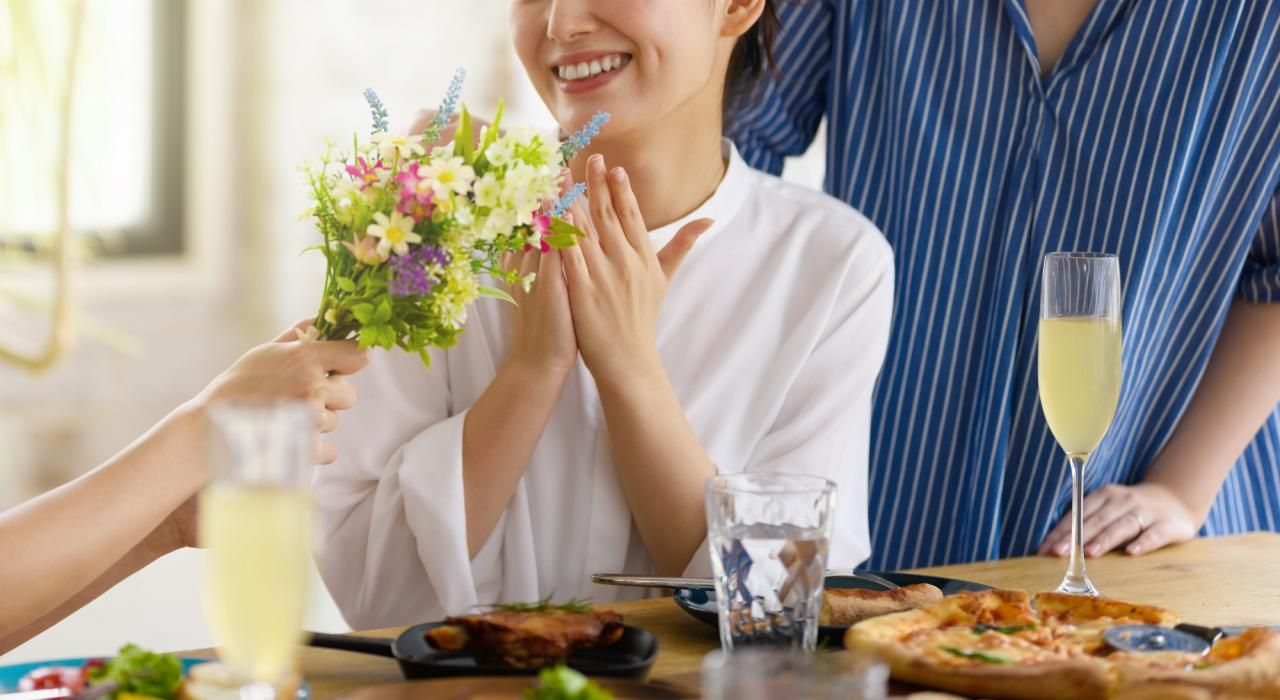 女友達が喜ぶ誕生日プレゼントを選ぶコツ！プレゼント例も紹介