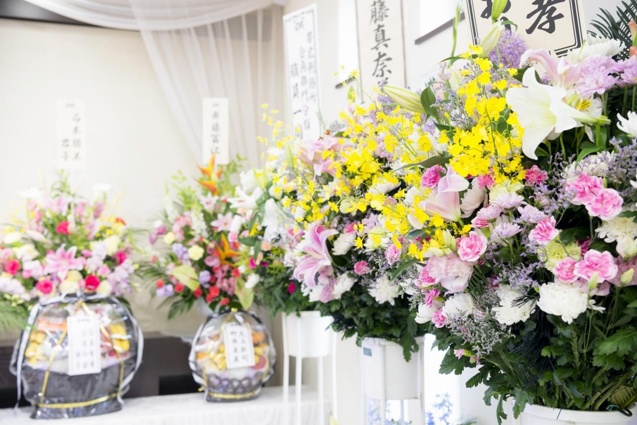 葬儀でいただいた供花へのお礼　基本マナーを解説