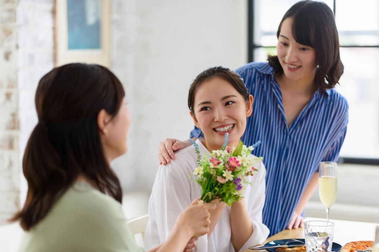 女性への退職祝いはなにを贈るべき？【年代別】にトップ5を紹介